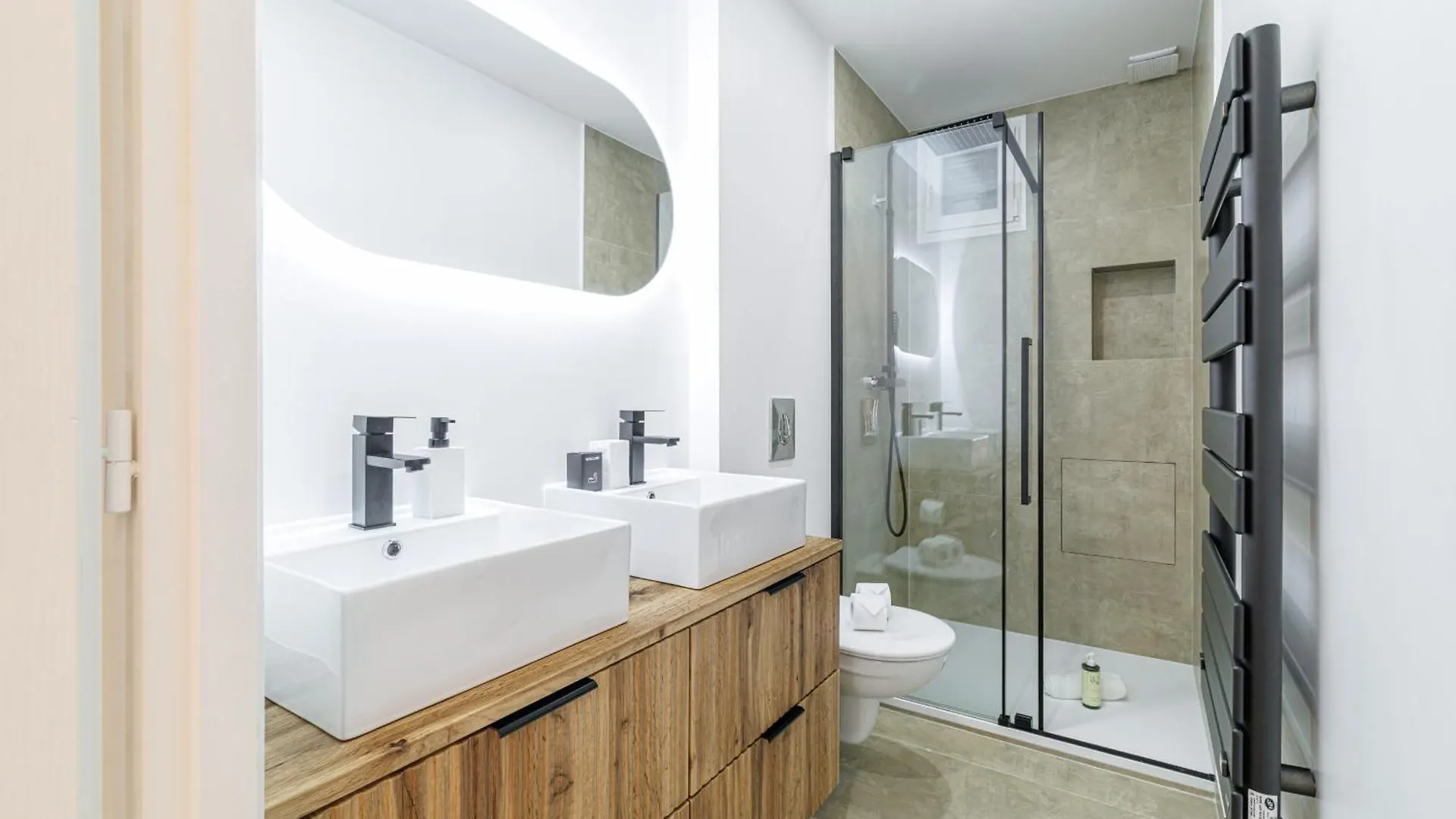 Large & Confort 2 Bdr Renovated Nice